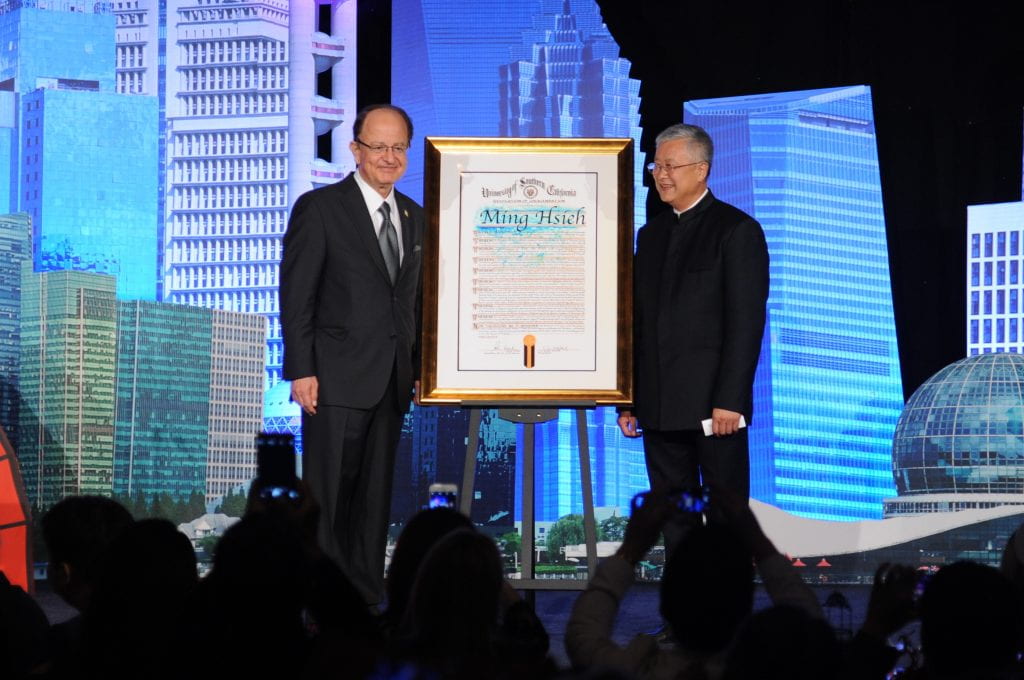 President Nikias honors trustee Ming Hsieh for his tireless contributions to the university (Photo: USC)