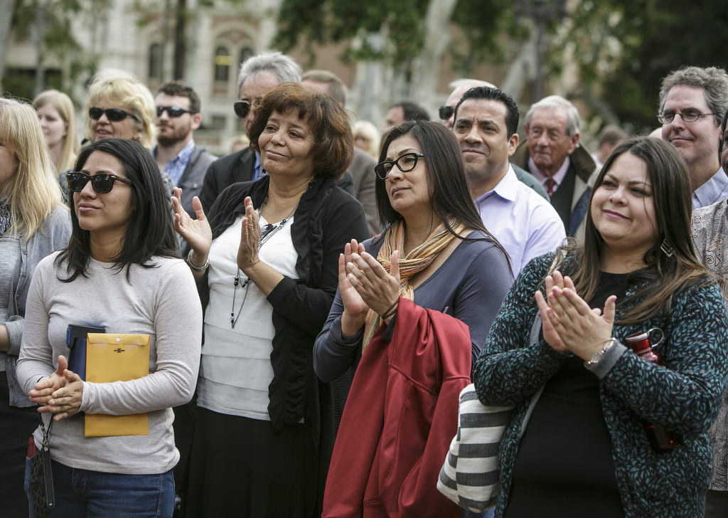 The crowd applauds during Wednesday’s interfaith service in memory of Steven B. Sample. (USC Photo/David Sprague)