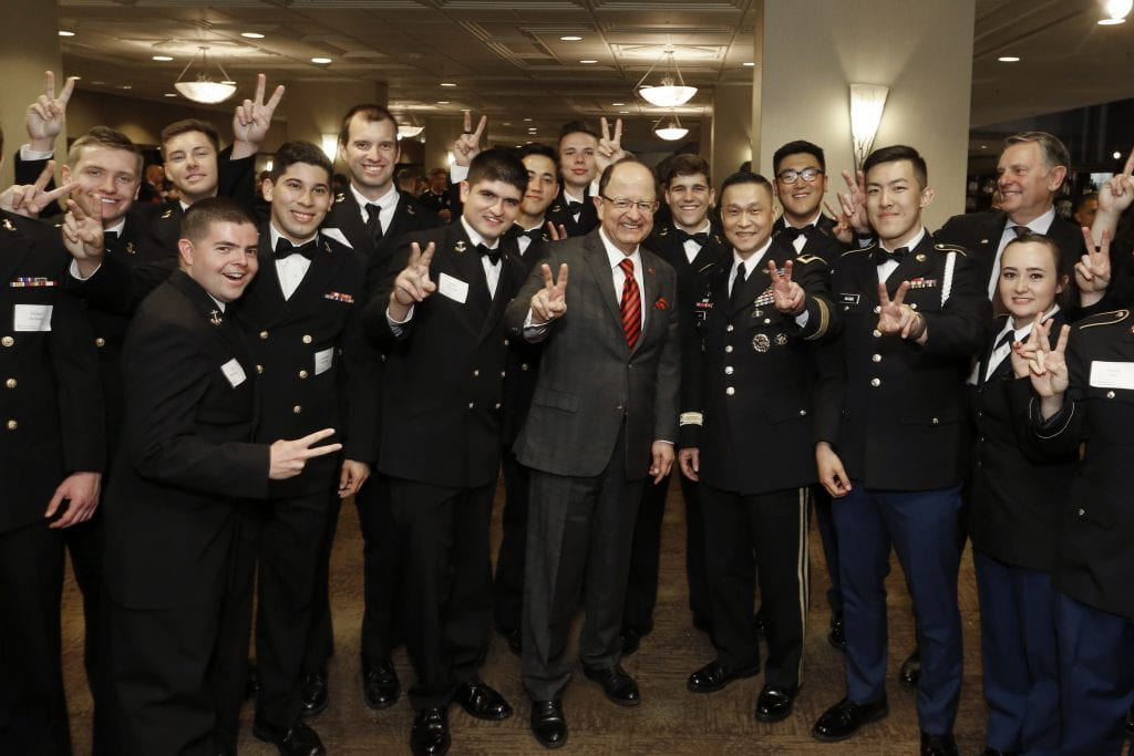 USC President C. L. Max Nikias and Brig. Gen. Viet Luong posing with ROTC students. (Photo/Steve Cohn)